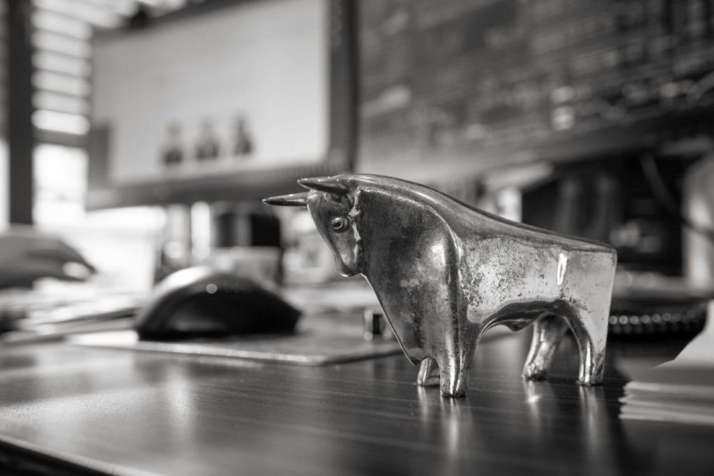 Kleine Bulle-Statue auf dem Bürotisch der Walter Ludwig GmbH Wertpapierhandelsbank