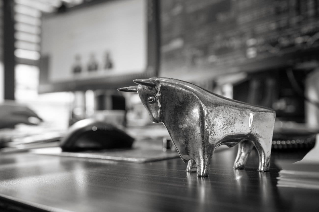 Kleine Bulle-Statue auf dem Bürotisch der Walter Ludwig GmbH Wertpapierhandelsbank