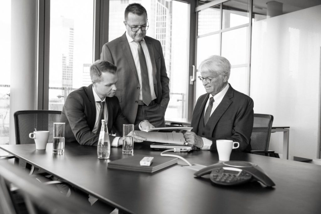 Meeting der Geschäftsführung der Walter Ludwig GmbH Wertpapierhandelsbank im modernen Besprechungsraum