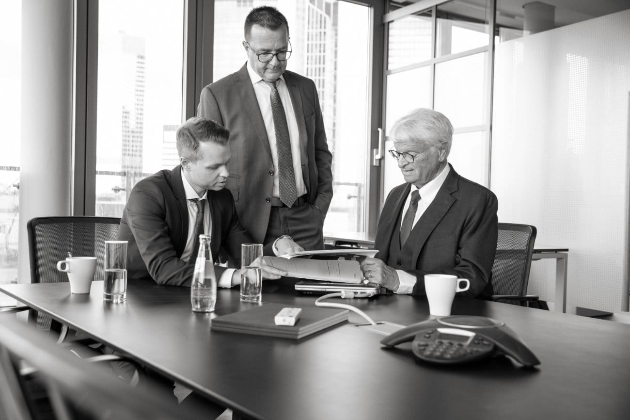 Meeting der Geschäftsführung der Walter Ludwig GmbH Wertpapierhandelsbank im modernen Besprechungsraum