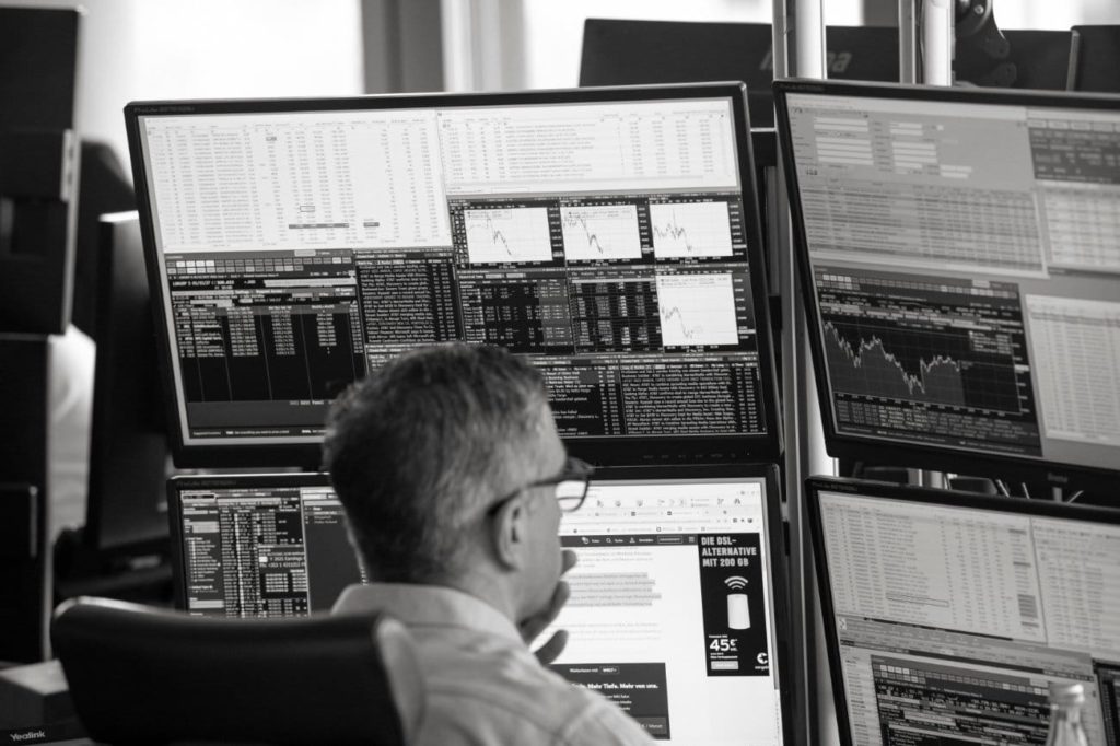Thomas Wirkner, Anleihenhändler der Walter Ludwig GmbH Wertpapierhandelsbank vor seinen Computerbildschirmen